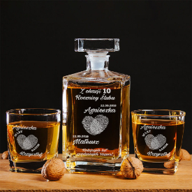 KARAFKA Z GRAWEREM I 2 SZKLANKI DO WHISKY - PREZENT NA ROCZNICĘ - ROCZNICA ODCISKI - KWADRATOWA